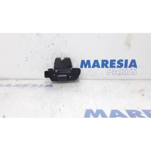 Citroen - DS3 - Tailgate lock mechanism