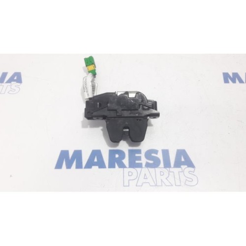 Peugeot - 207 - Tailgate lock mechanism