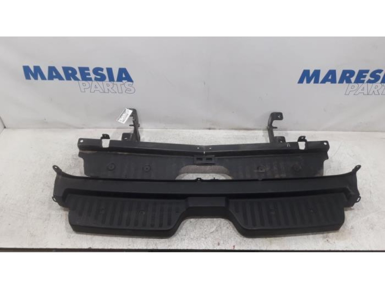 Renault - Master - Rear bumper component, central