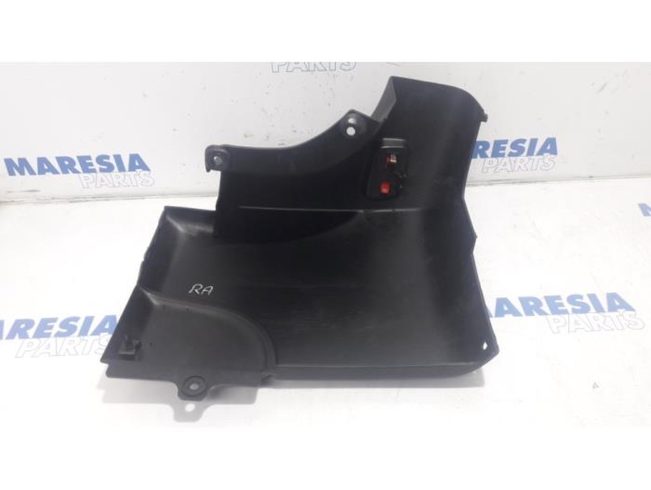 Renault - Master - Rear bumper component, right