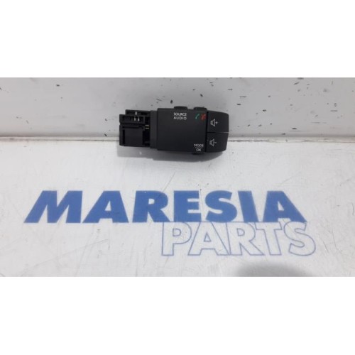 Renault - Clio - Steering wheel mounted radio control