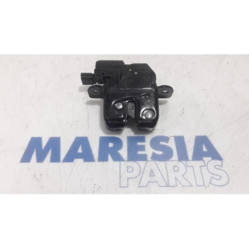 Renault - Captur - Tailgate lock mechanism