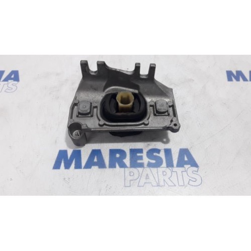 Renault - Captur - Engine mount