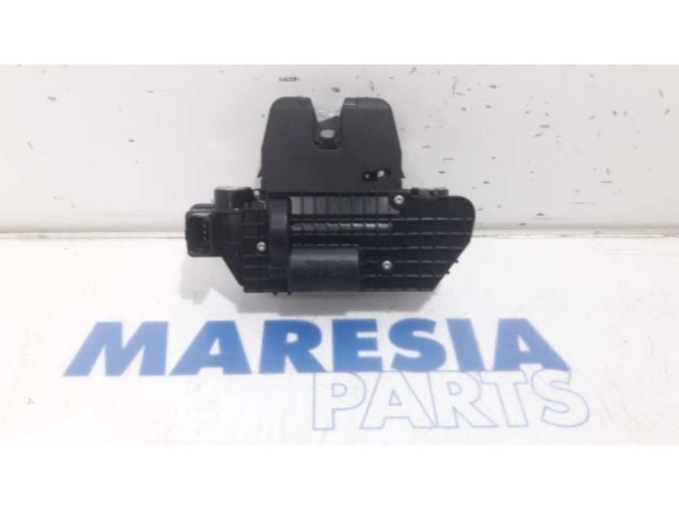 Peugeot - 208 - Tailgate lock mechanism