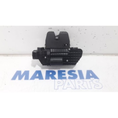 Peugeot - 208 - Tailgate lock mechanism