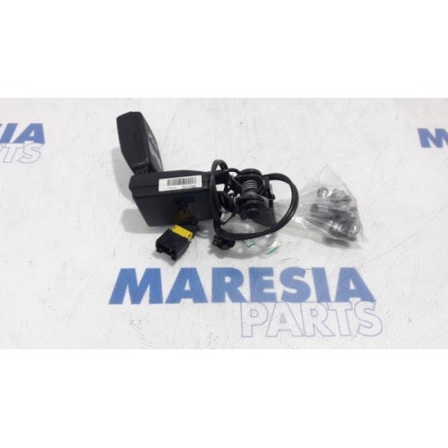 Peugeot - 207 - Insertion ceinture de sécurité arrière droite