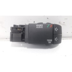 Renault - Clio - Steering wheel mounted radio control