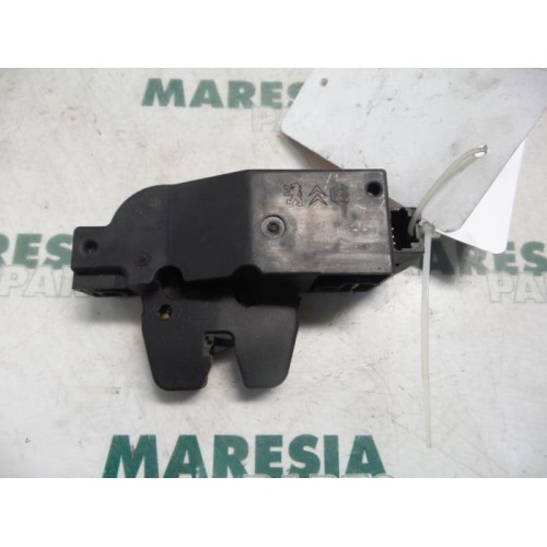 Peugeot - 407 - Tailgate lock mechanism
