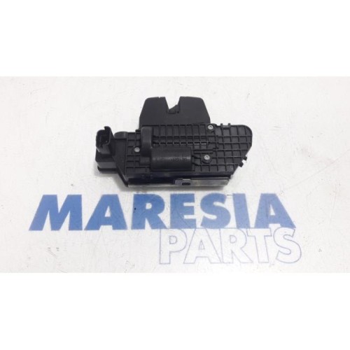 Peugeot - 208 - Tailgate lock mechanism