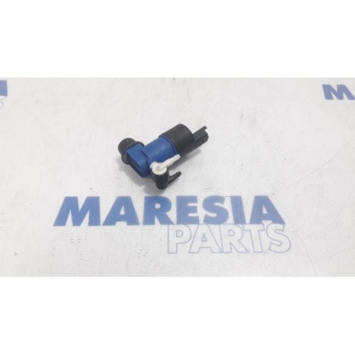 Renault - Clio - Windscreen washer pump