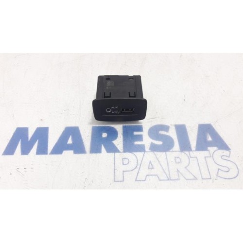 Renault - Scenic - AUX/USB aansluiting