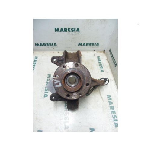Renault - Megane - Fusee links-voor