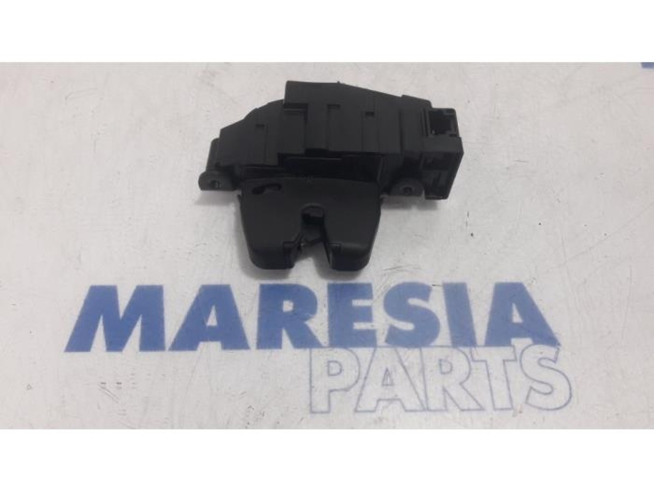 Peugeot - 308 - Tailgate lock mechanism