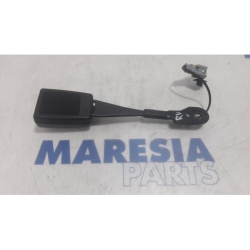 Citroen - C5 - Insertion ceinture de sécurité avant droite