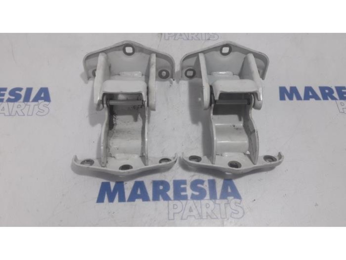Renault - Trafic - Rear door hinge, right