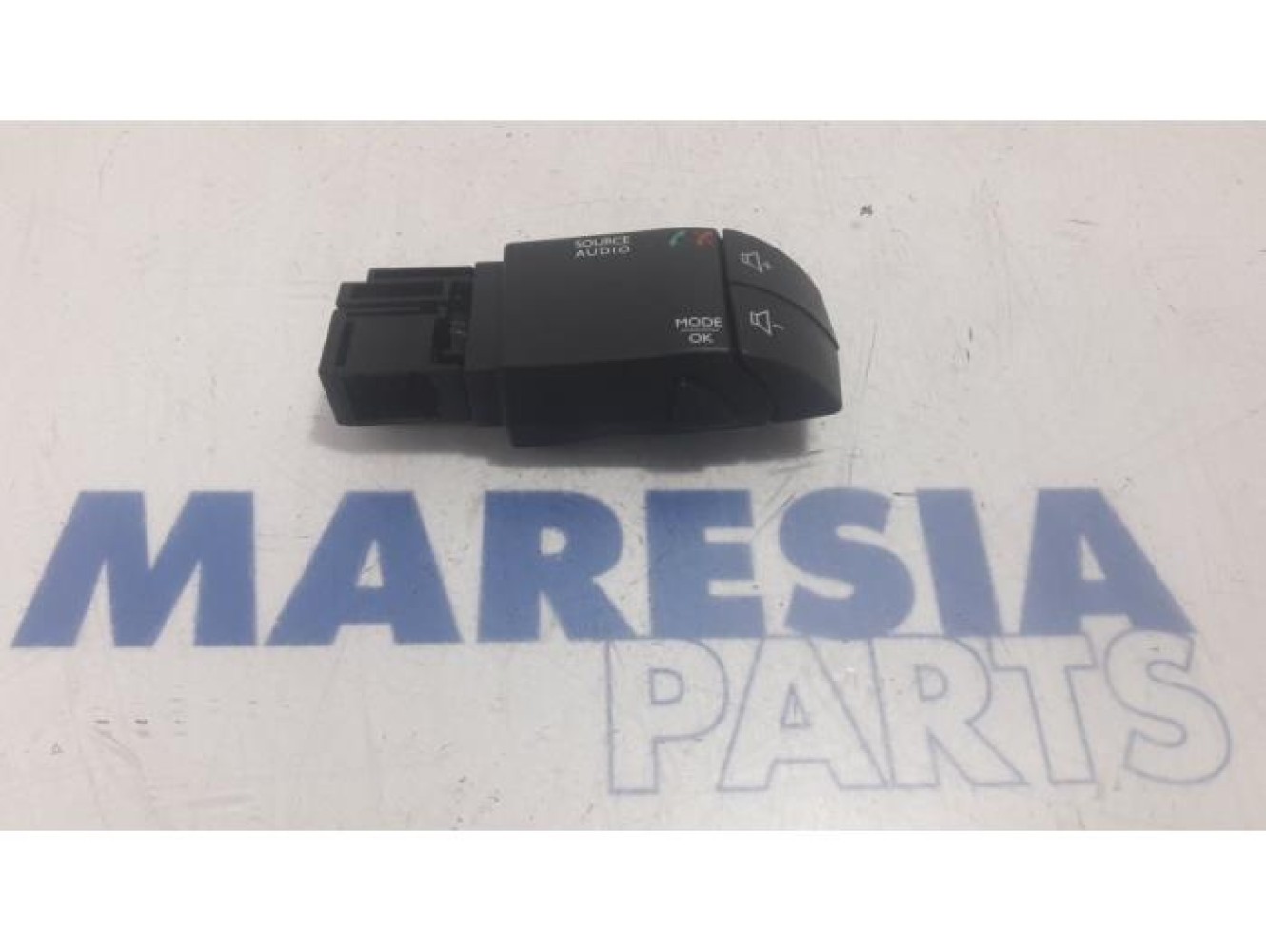 Renault - Clio - Steering wheel mounted radio control