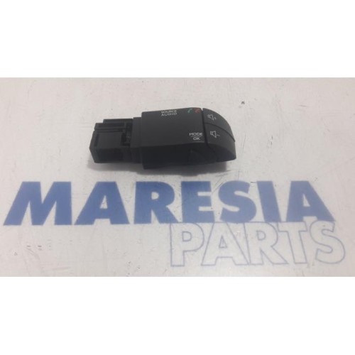 Renault - Clio - Steering wheel mounted radio control