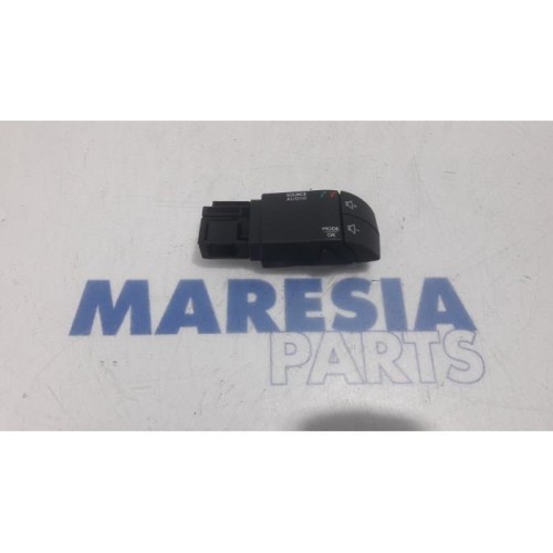 Renault - Clio - Steering wheel mounted radio control