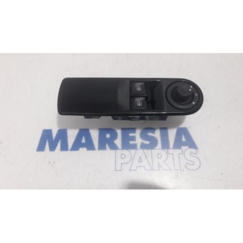 Renault - Clio - Multi-functional window switch