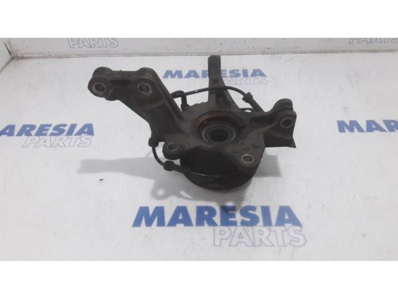 Renault - Clio - Knuckle, front right