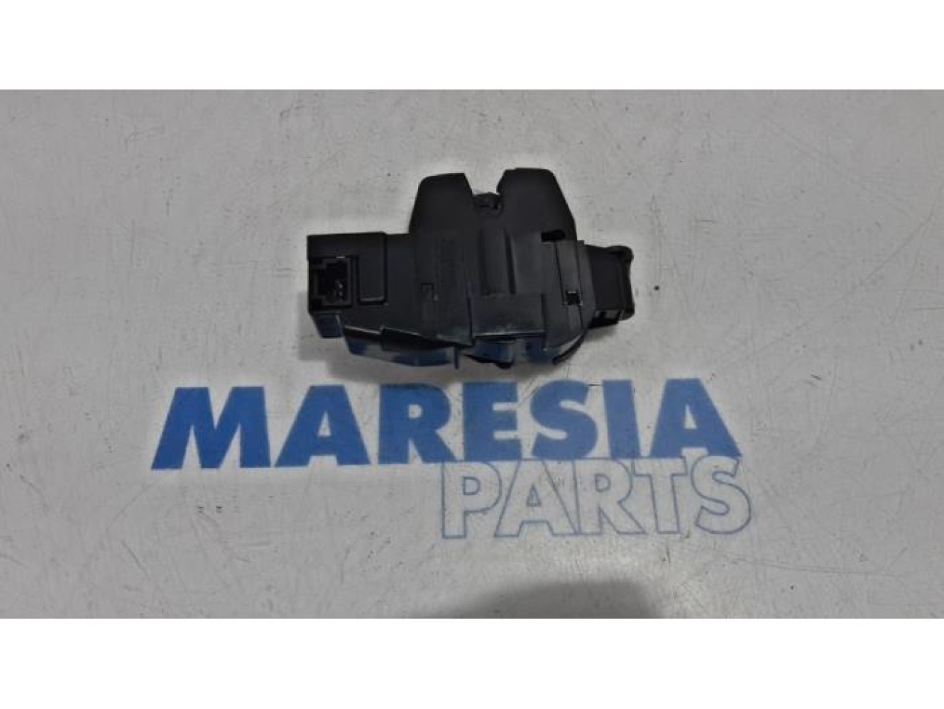 Peugeot - 308 - Tailgate lock mechanism