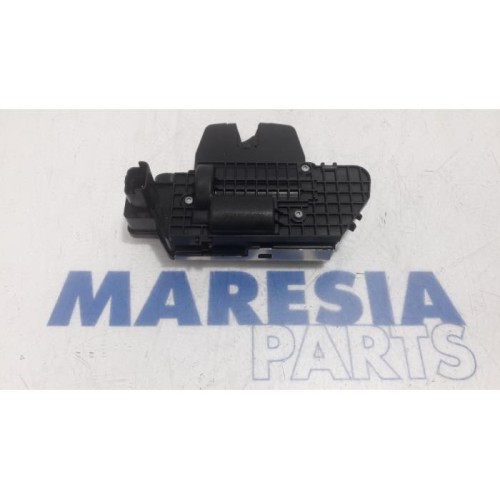 Peugeot - 208 - Tailgate lock mechanism