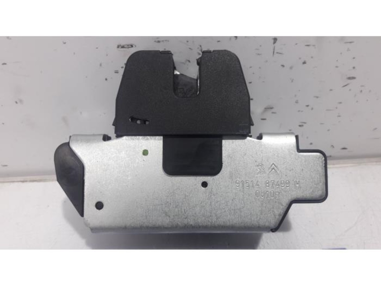 Peugeot - 5008 - Tailgate lock mechanism
