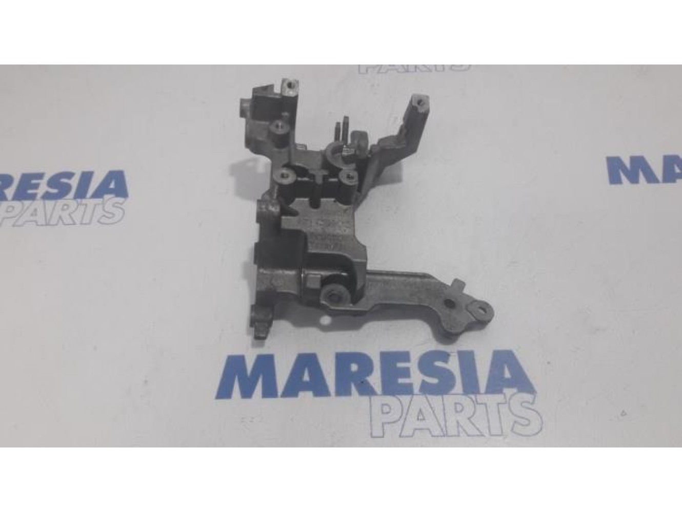 Peugeot - 208 - Alternator lower bracket