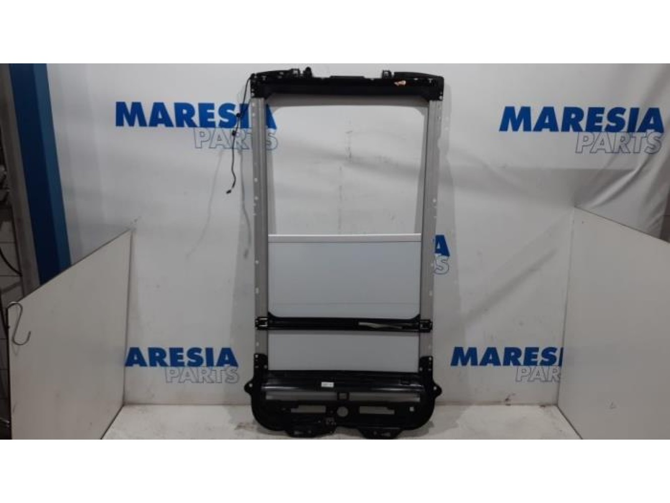 Peugeot - 2008 - Sliding headliner mechanism