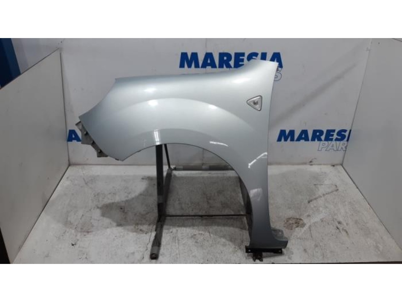 Renault - Kangoo - Front wing, left