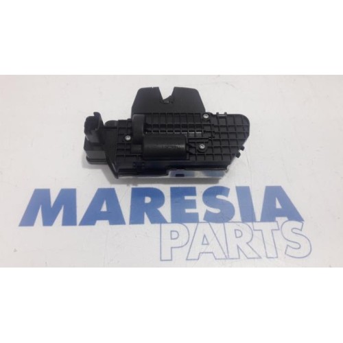 Peugeot - 208 - Tailgate lock mechanism