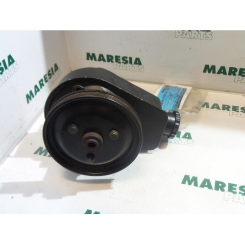 Renault - Megane Scenic - Power steering pump