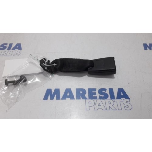 Fiat - Punto - Insertion ceinture de sécurité arrière centre