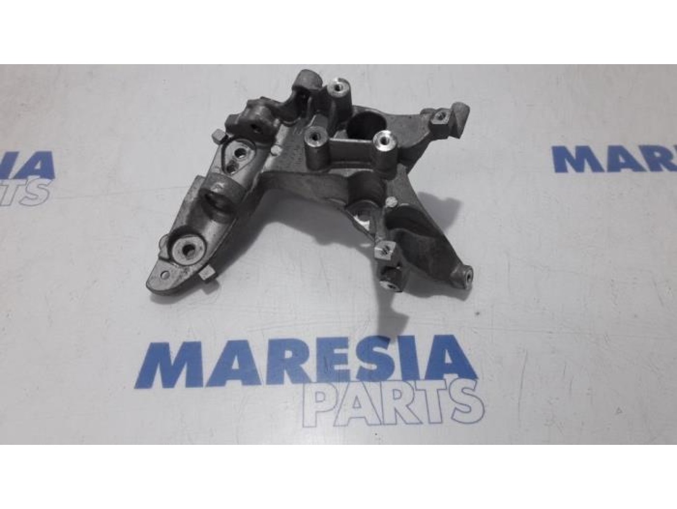 Peugeot - Partner - Alternator upper bracket