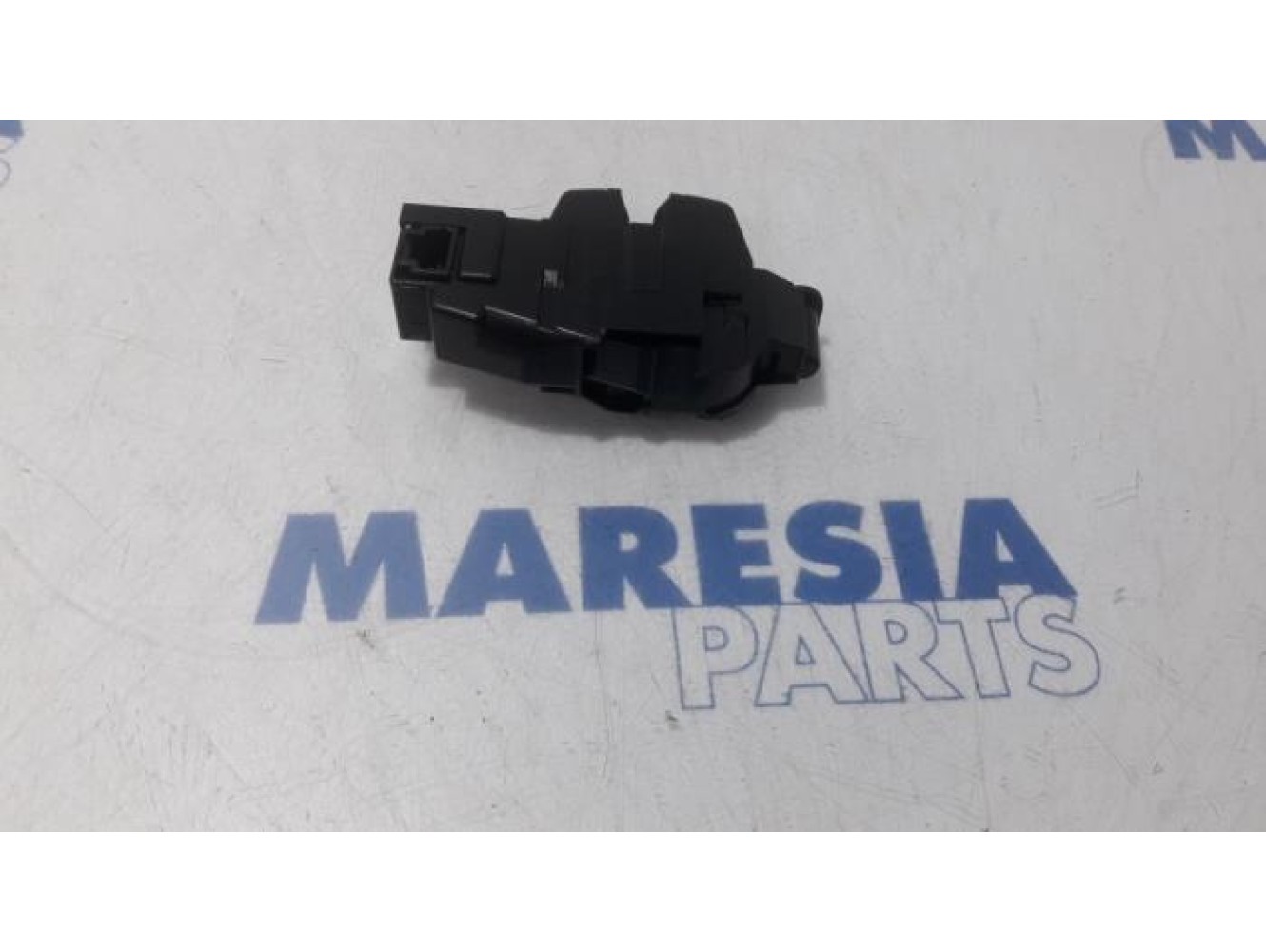 Peugeot - 308 - Tailgate lock mechanism
