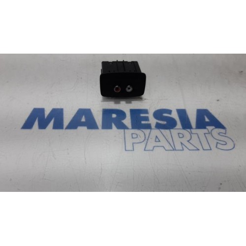 Renault - Scenic - AUX / USB connection