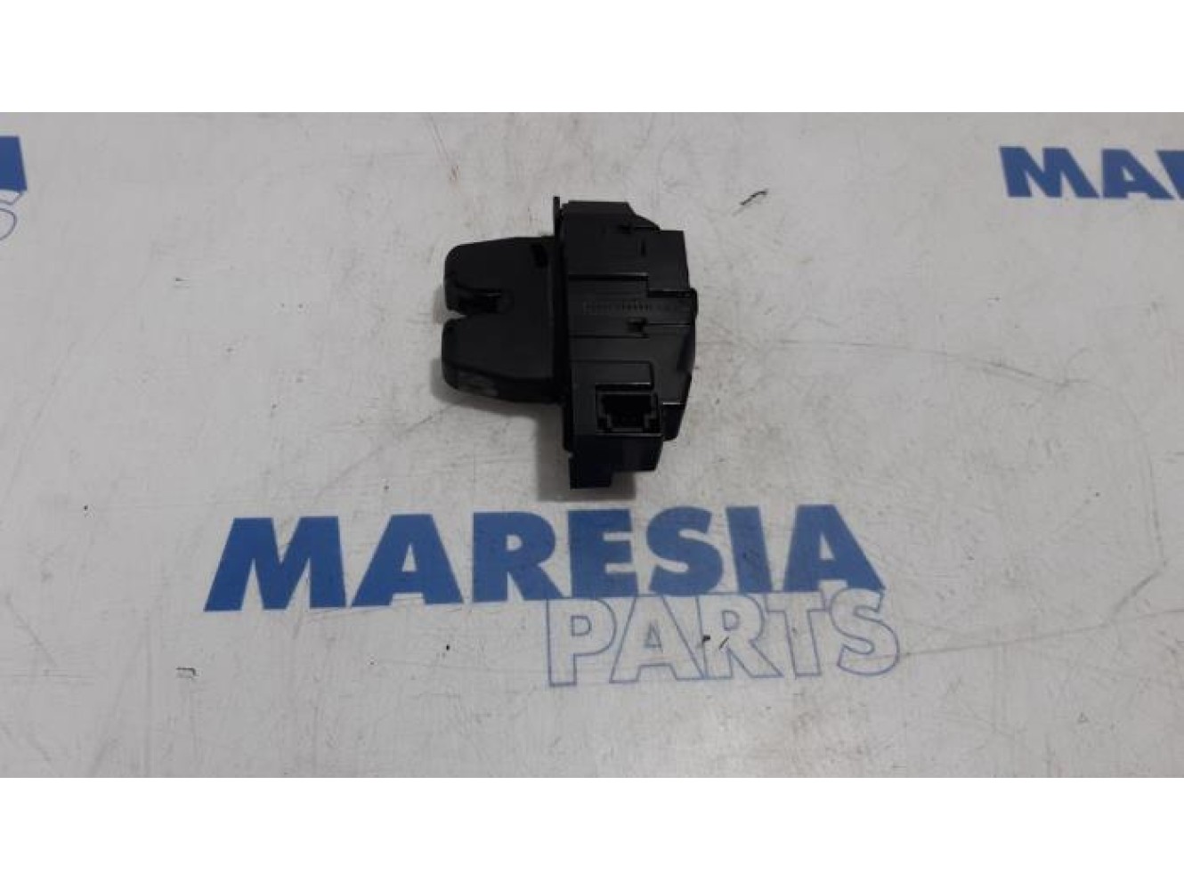 Peugeot - 308 - Tailgate lock mechanism