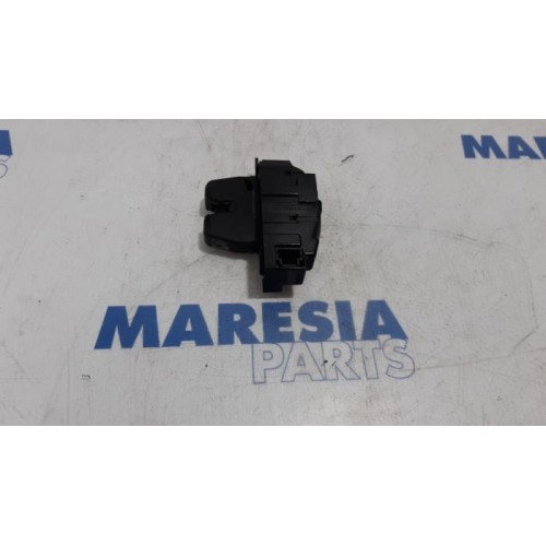 Peugeot - 308 - Tailgate lock mechanism