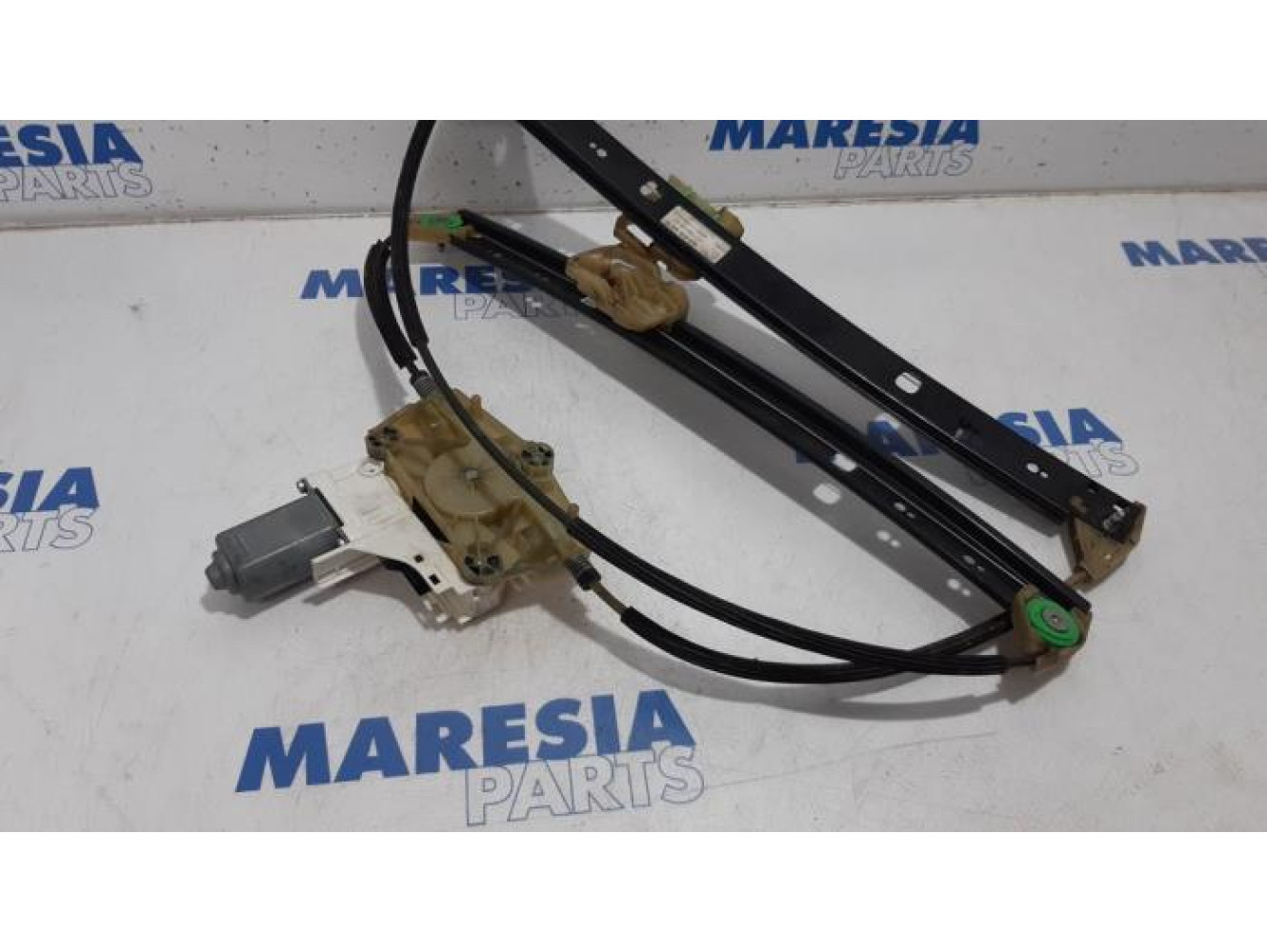 Audi - Q7 - Rear door window mechanism 4-door, right
