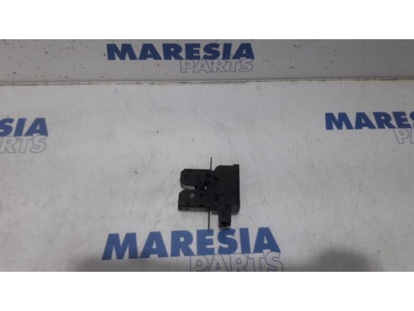 Peugeot - 207 - Tailgate lock mechanism