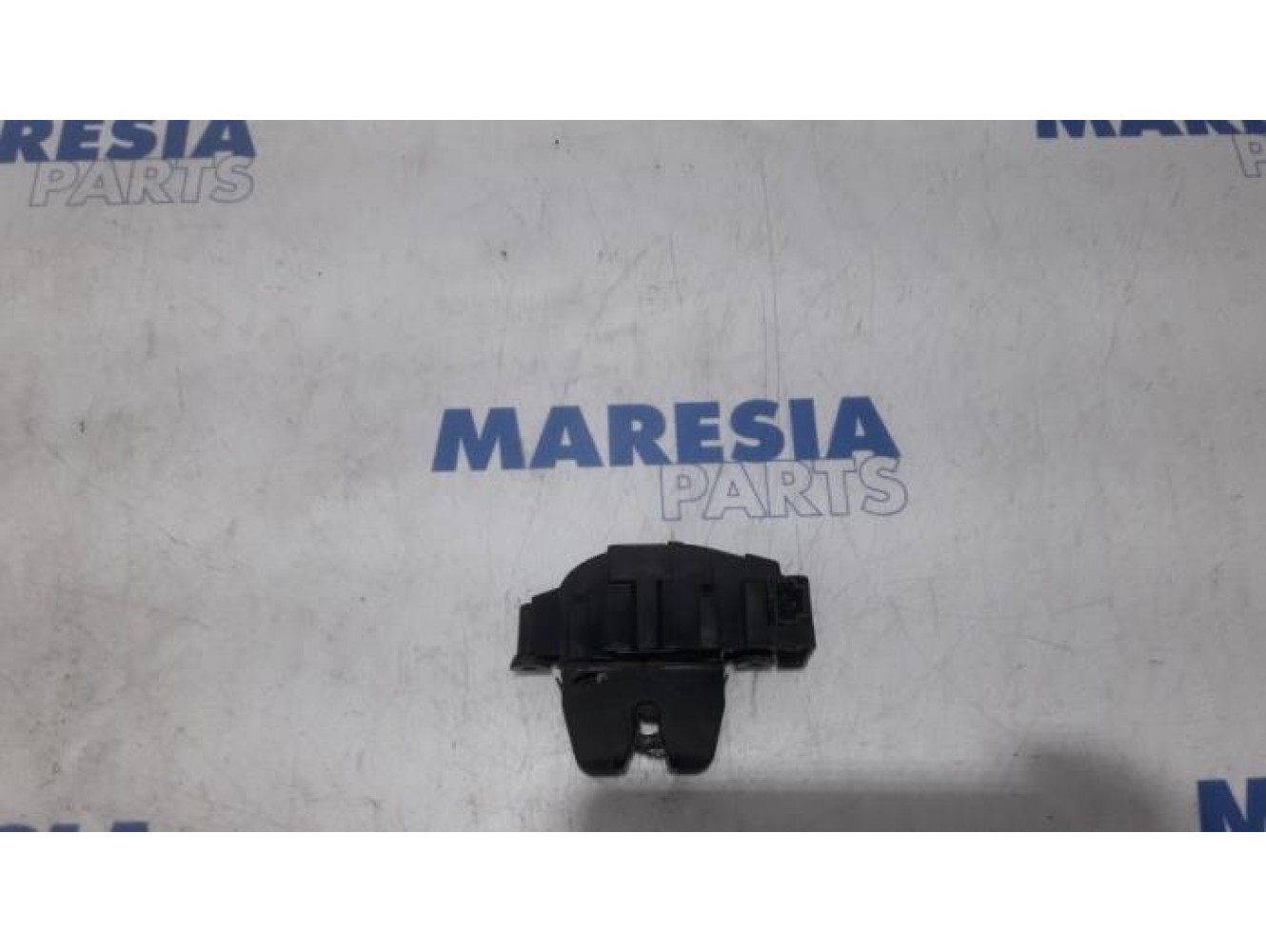 Peugeot - 207 - Tailgate lock mechanism