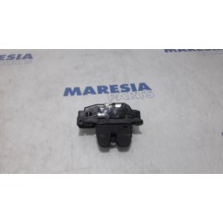 Peugeot - 207 - Tailgate lock mechanism