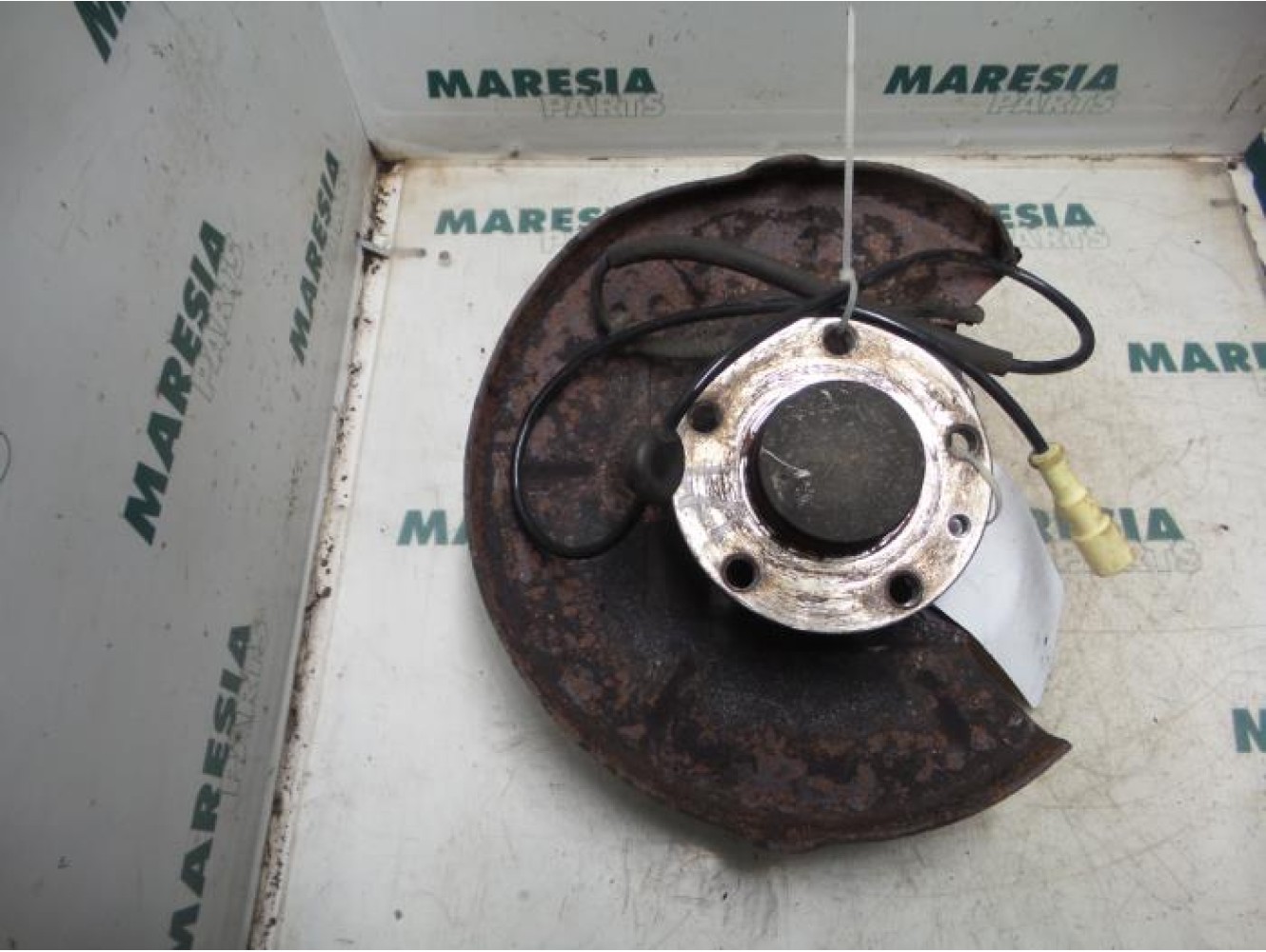 Alfa Romeo - 156 - Fusee links-achter