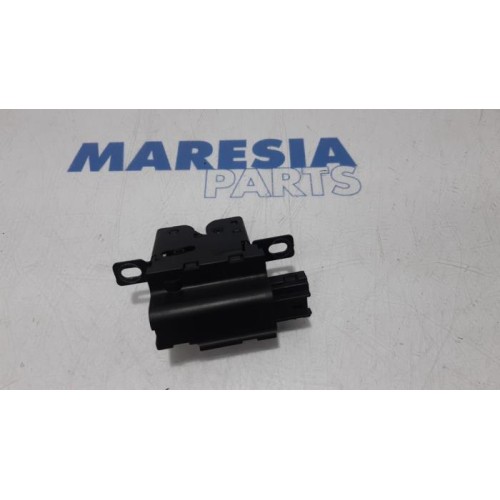 Peugeot - 207 - Tailgate lock mechanism