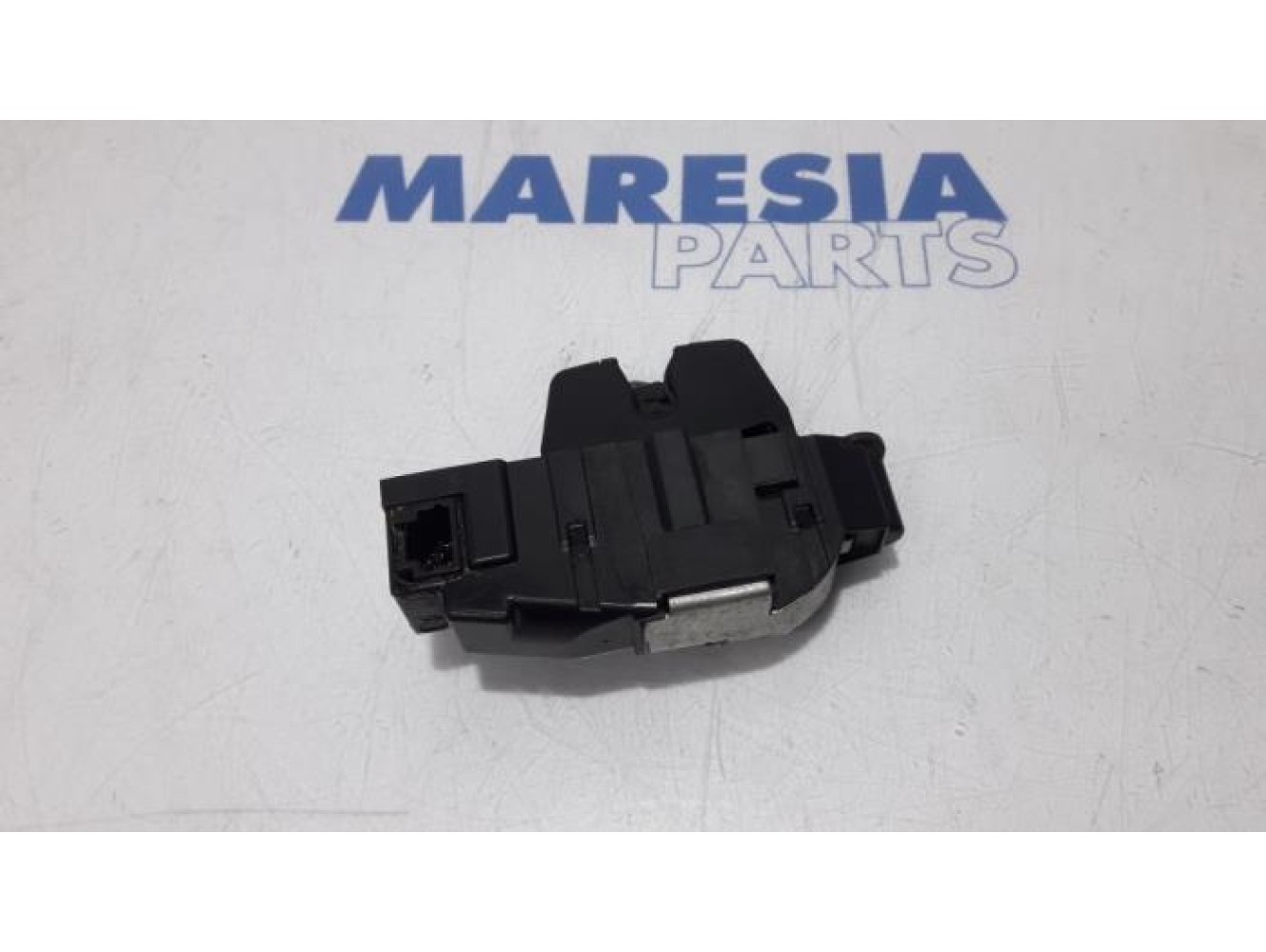 Peugeot - 207 - Tailgate lock mechanism