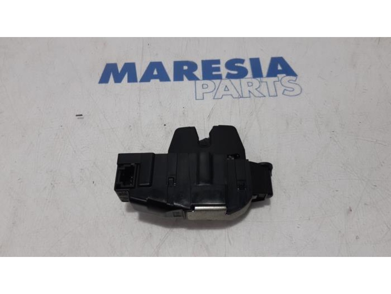 Peugeot - 207 - Tailgate lock mechanism