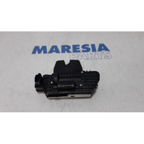 Peugeot - 208 - Tailgate lock mechanism