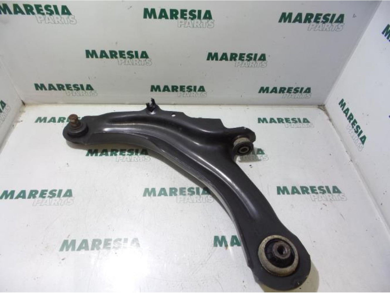 Renault - Megane Scenic - Bras de suspension bas avant gauche