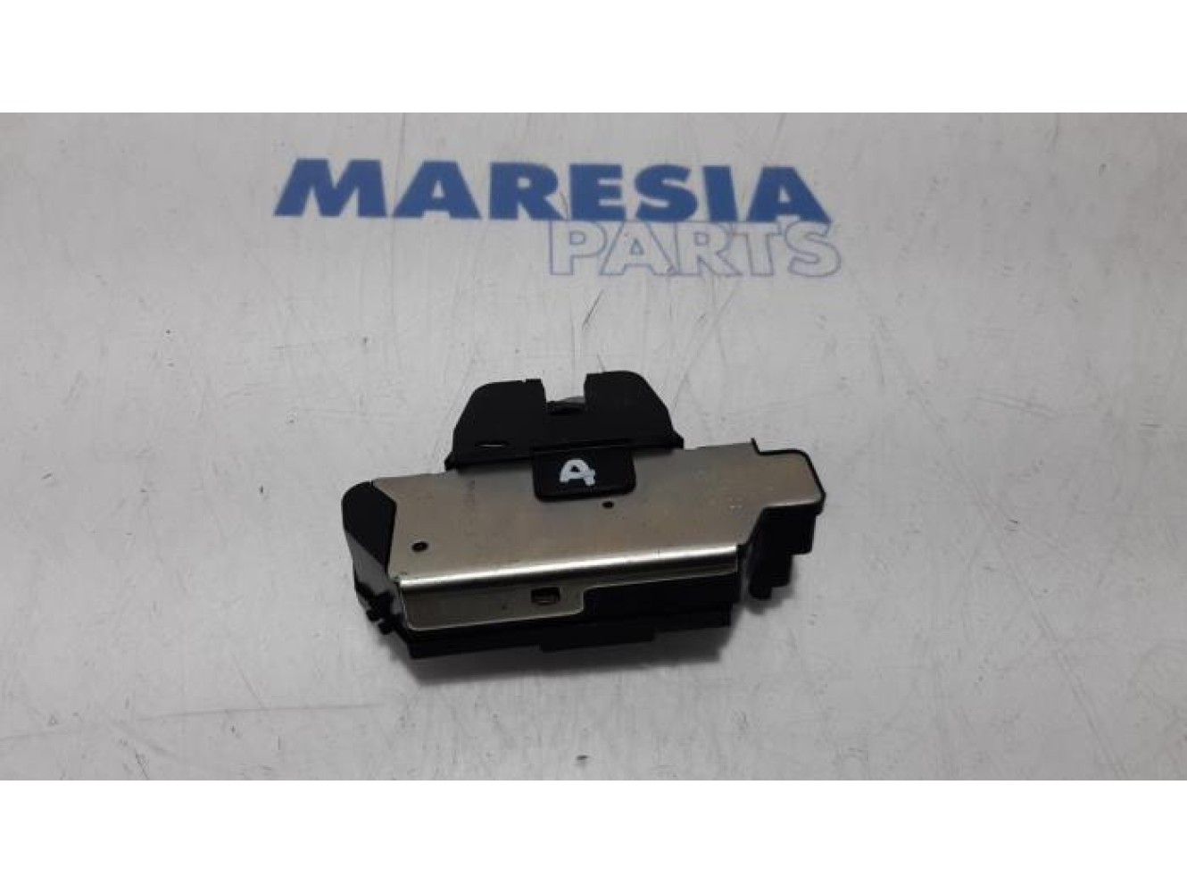 Citroen - DS5 - Tailgate lock mechanism
