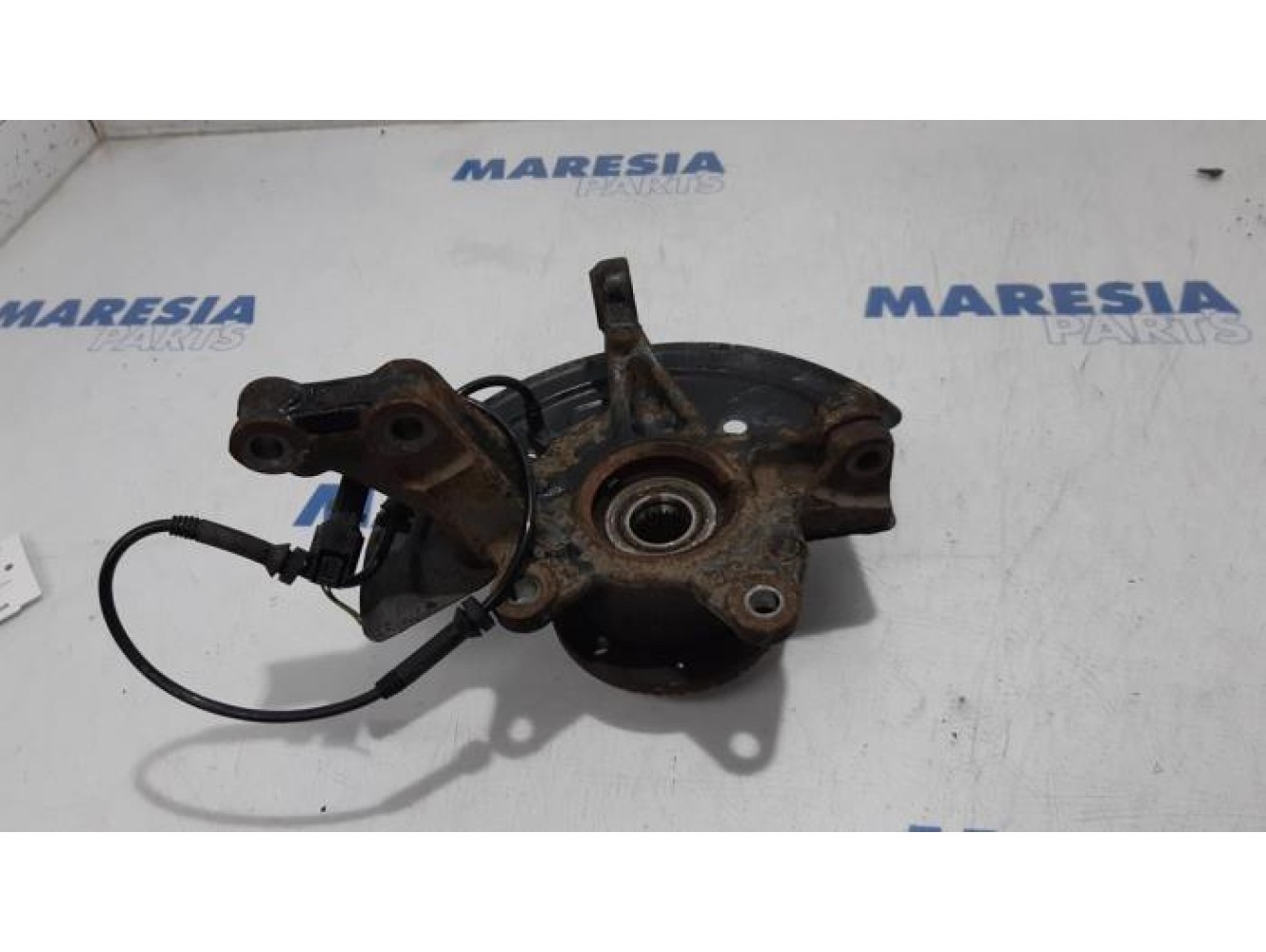 Renault - Clio - Knuckle, front right